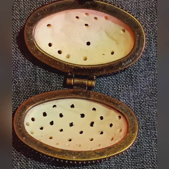 Vintage ivory hand carved box - Picture 3 of 3